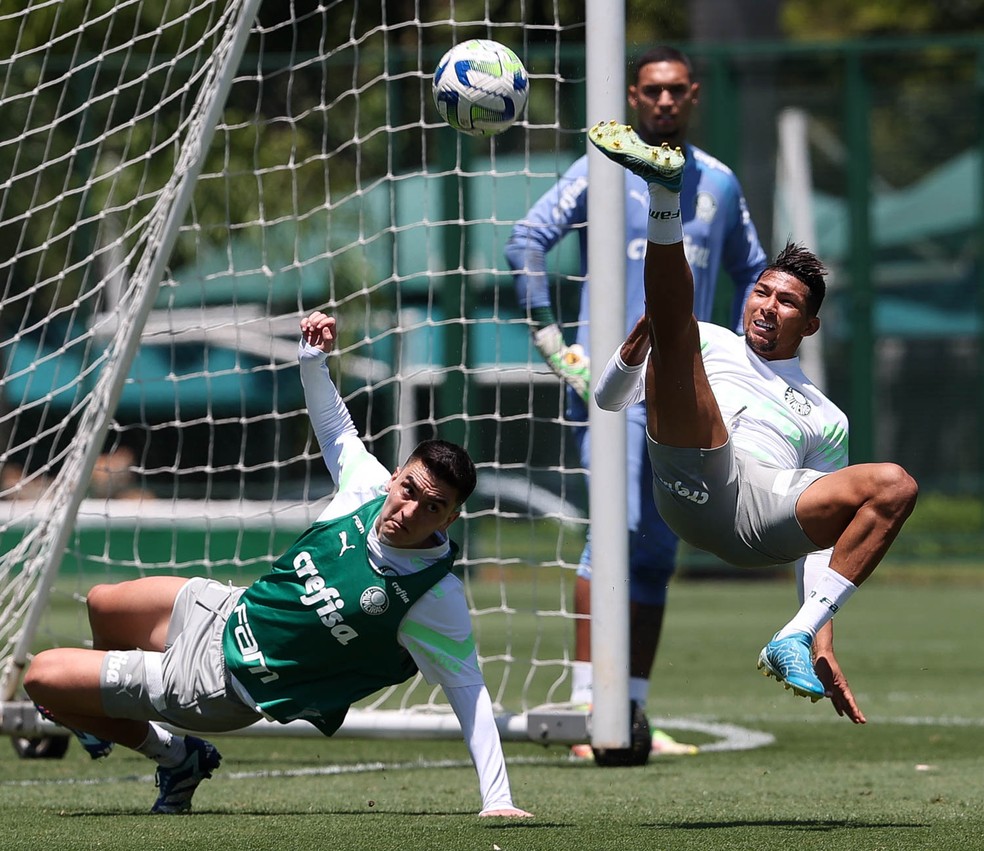 Atuesta e Rony em treino do Palmeiras na Academia de Futebol — Foto: Cesar Greco/Palmeiras