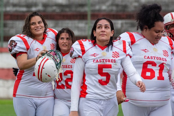 Futebol americano profissional feminino existe, mas custa caro