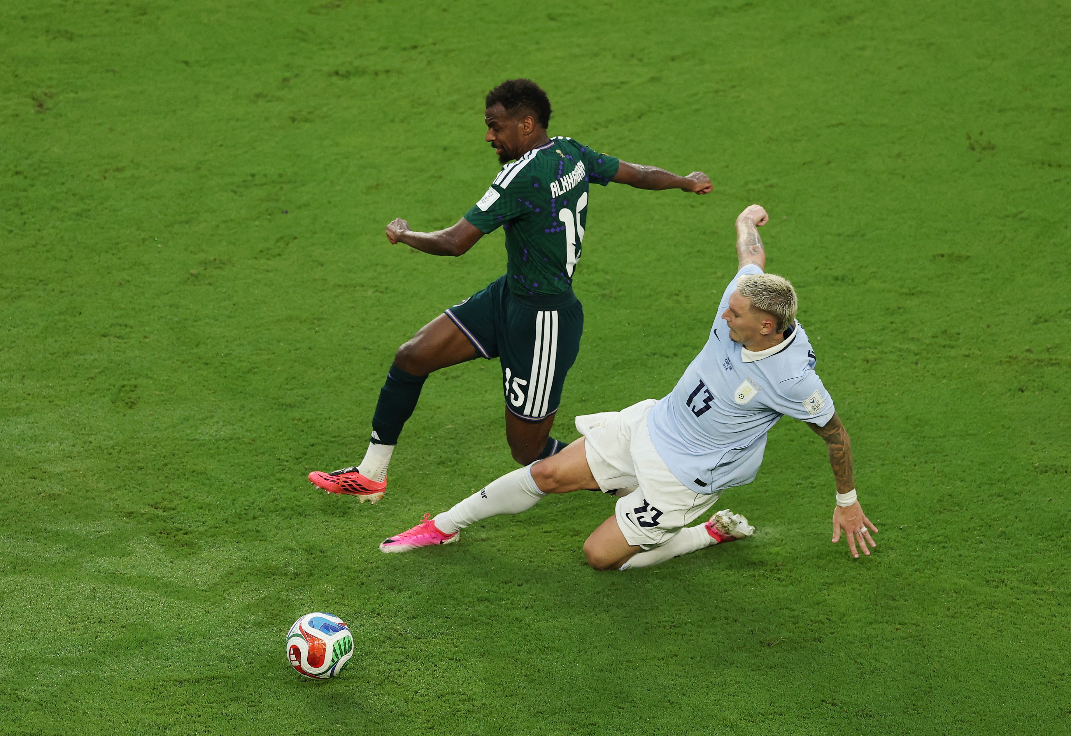 Felipe Melo compara Uruguai ao Brasil na estreia da Copa do Mundo: "Foi mais brigador"