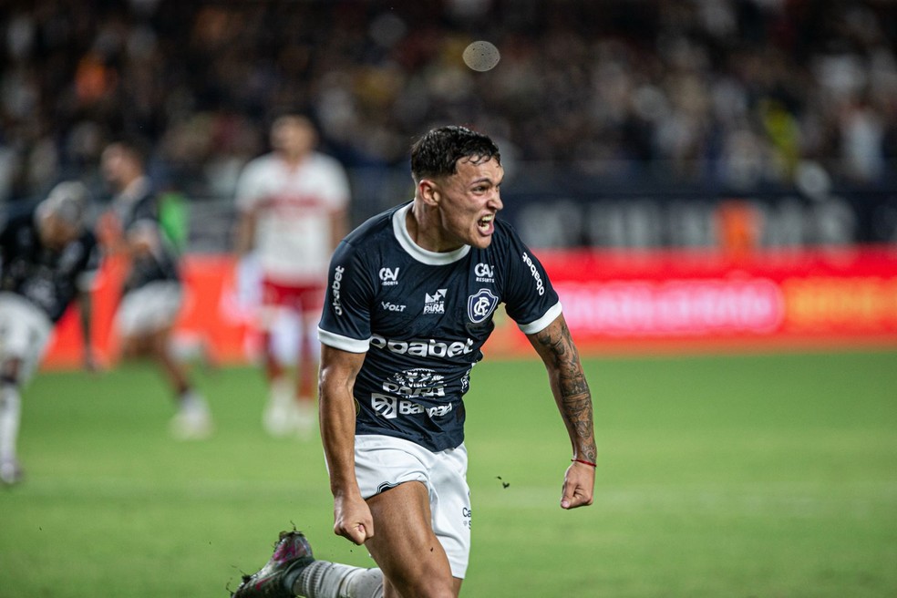 Nico Ferreira comemora gol pelo Remo.