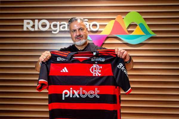 Novo diretor de futebol do Flamengo chega ao Rio e visita Maracanã.