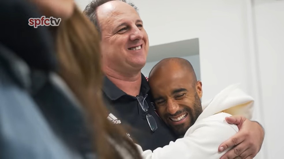 Rogério Ceni e Lucas se abraçam no São Paulo — Foto: Reprodução