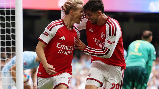 Odegaard celebra gol diante do Arsenal: londrinos batem o Manchester City