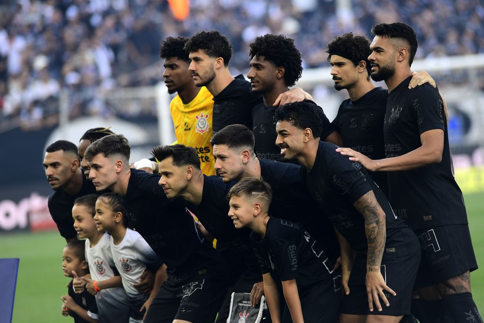 Time do Corinthians posado para o jogo contra o Vasco — Foto: Marcos Ribolli