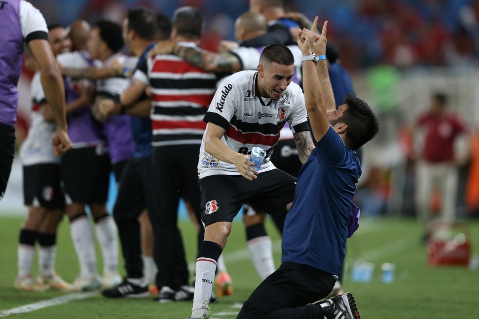 Thiago Galhardo comemora gol que garante acesso do Santa Cruz na Série D — Foto: Marlon Costa/AGIF