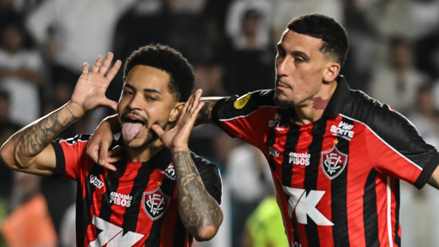 Matheuzinho comemora o gol contra o Santos
