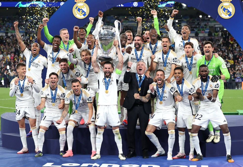 Nacho levanta taça da Champions League após vitória do Real Madrid contra o Borussia Dortmund — Foto: Neil Hall/EFE