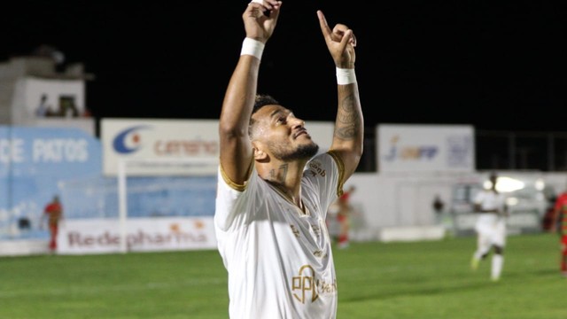 Rogério marcou o primeiro gol do Nacional de Patos contra a Picuiense