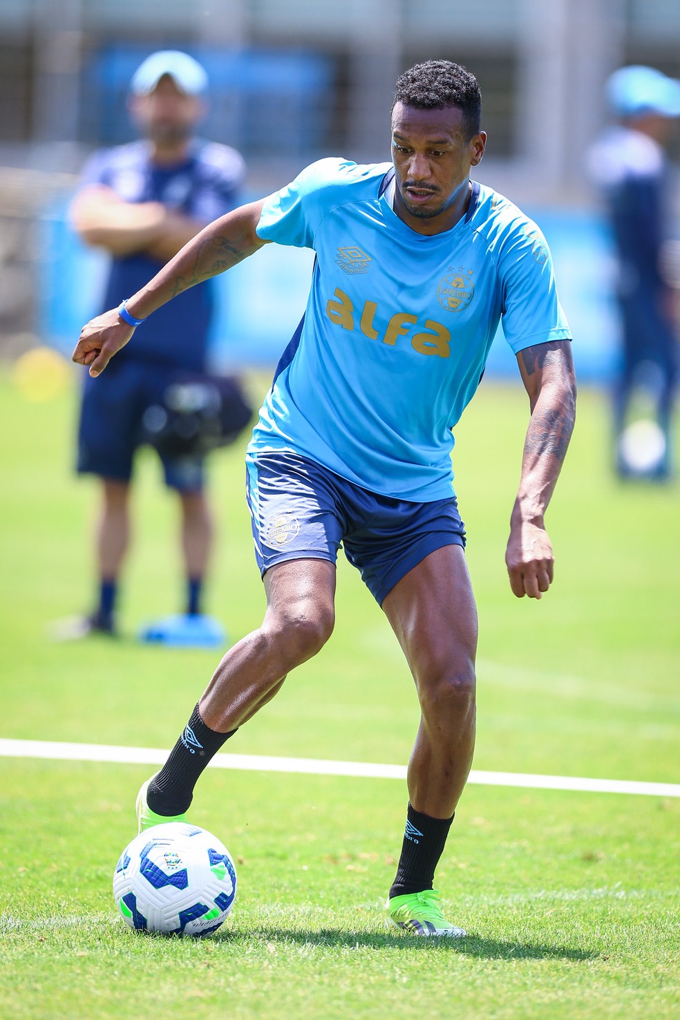 Edenilson no treino do Grêmio desta quinta-feira no CT Luiz Carvalho — Foto: Lucas Uebel / Grêmio / Divulgação