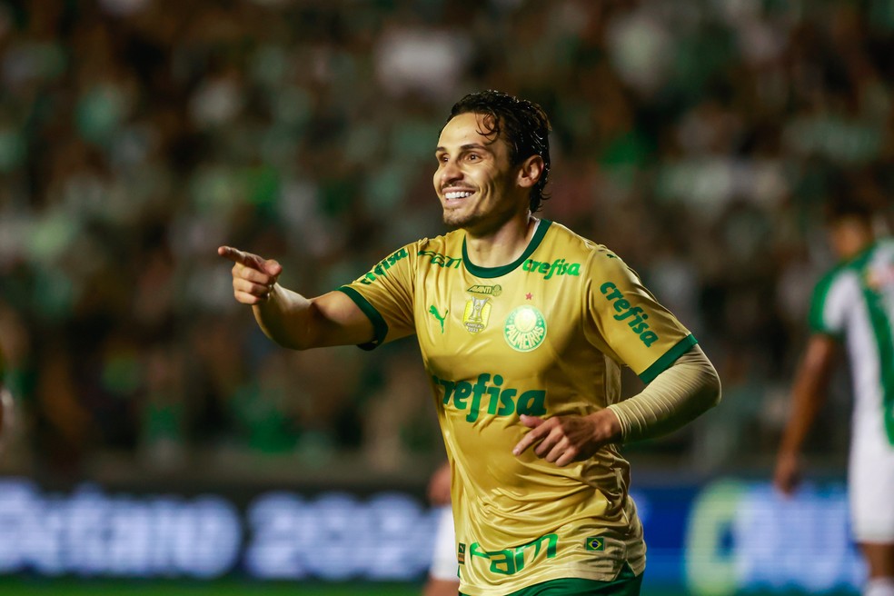 Raphael Veiga comemora gol do Palmeiras contra o Juventude — Foto: Luiz Erbes/AGIF