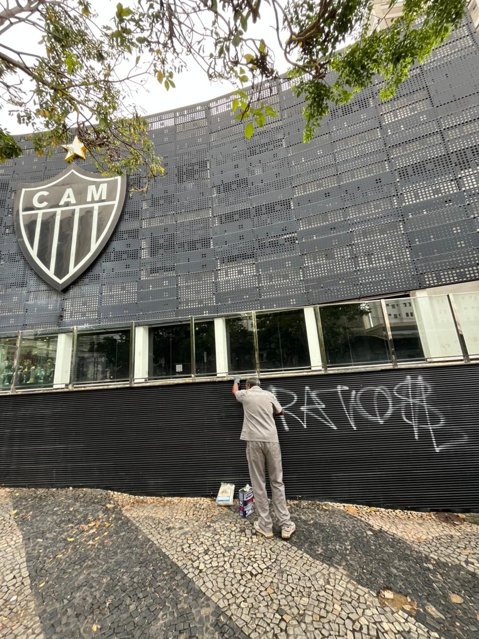 Funcion&aacute;rios apagam picha&ccedil;&atilde;o na sede de Lourdes &mdash; Foto: M&aacute;ria Claudia Bonutti/Tv Globo