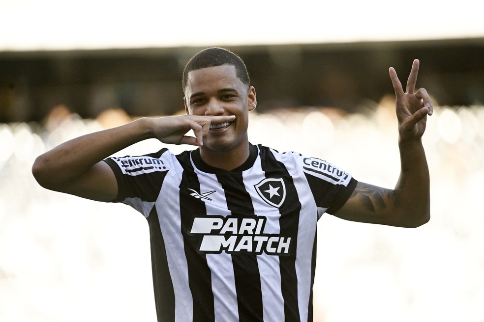 Janderson com a camisa do Botafogo — Foto: André Durão