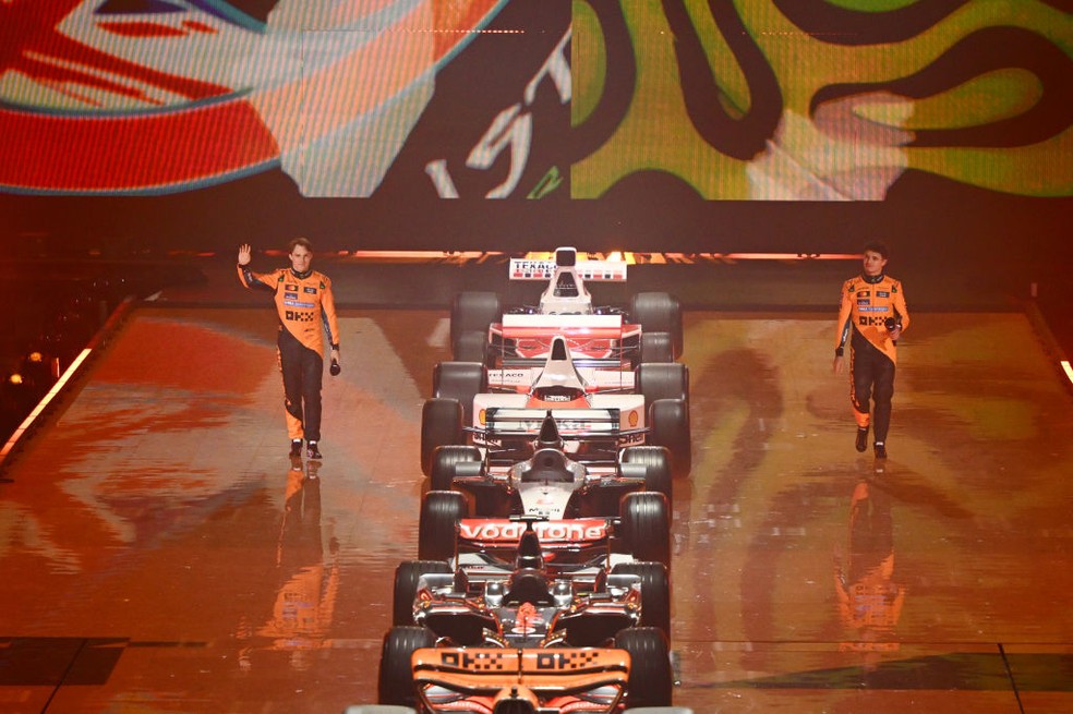 McLaren enfileira carros campeões em apresentação — Foto: Clive Mason - Formula 1/Formula 1 via Getty Images