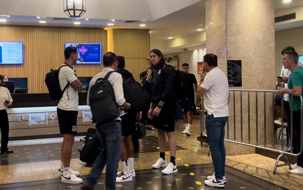 Augusto Melo reúne jogadores do Corinthians para saudar torcida — Foto: Bruno Cassucci