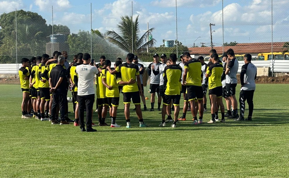 Executivo faz trabalho de avaliação do elenco do ASA — Foto: Rodrigo Cedro/TV Asa Branca