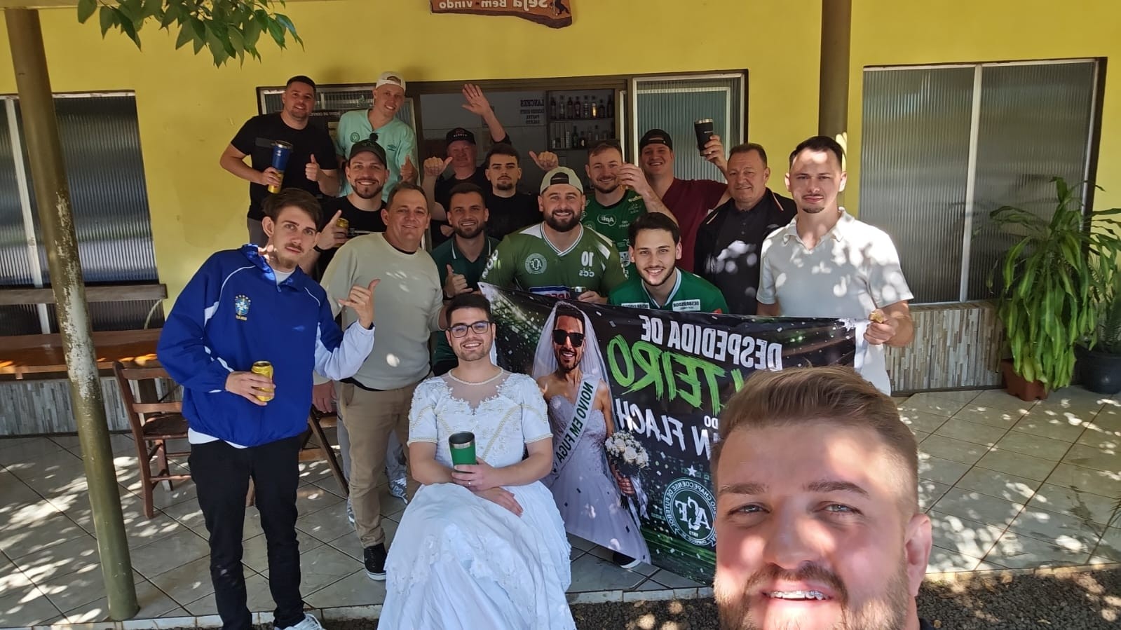 Noivo da Chapecoense: a história por trás da despedida de solteiro inusitada em jogo do Brasileirão
