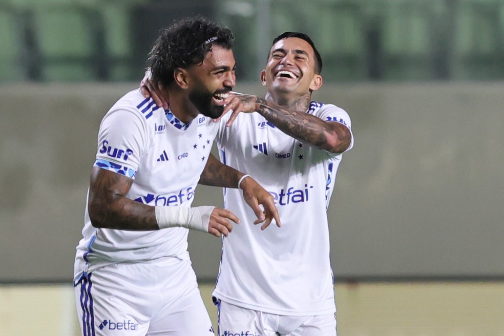 Gabigol comemora seu primeiro gol pelo Cruzeiro com Dudu Campeonato Mineiro 2025 — Foto: Gilson Lobo/AGIF
