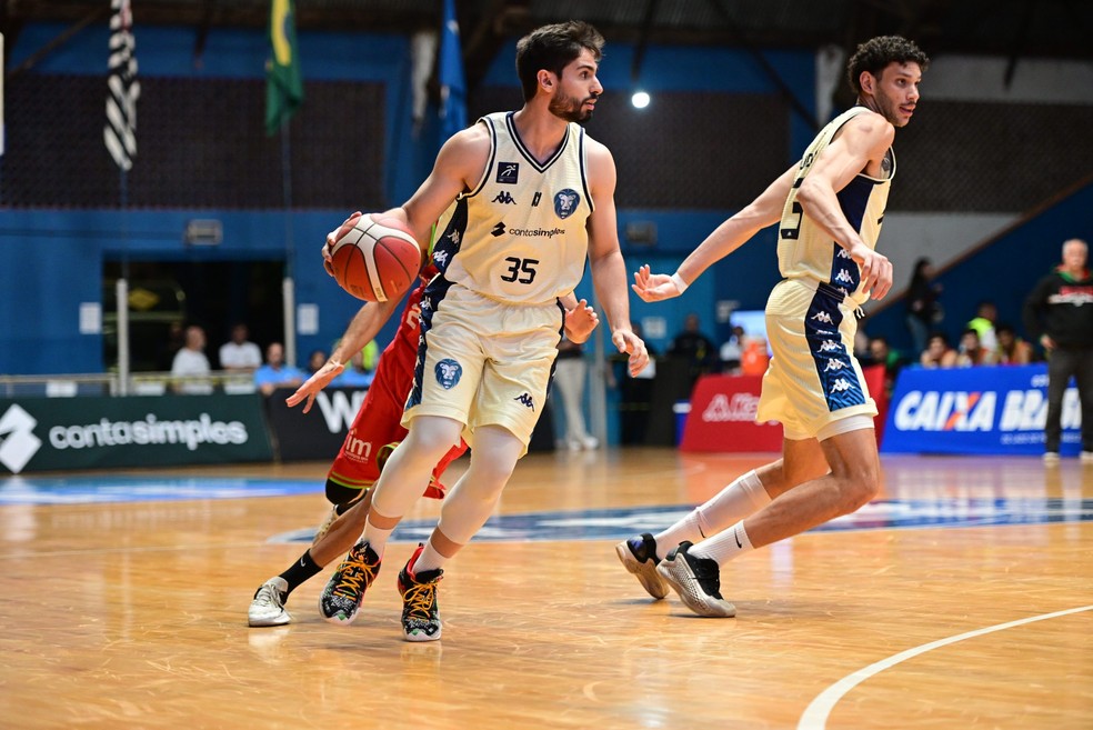 Gemadinha, armador do Rio Claro, em jogo do NBB — Foto: Filippo Ferrari