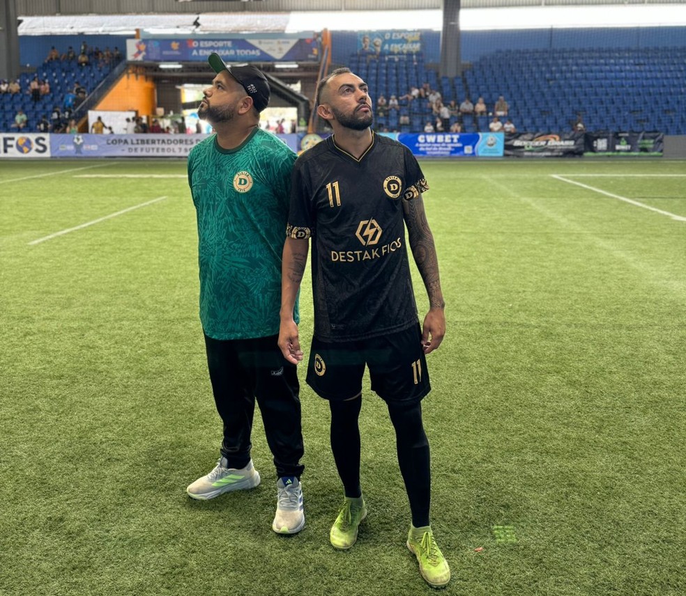 Vanderlei Nascimento e Marcinho posam para foto em Libertadores de fut7 em Paranaguá (PR) — Foto: Arquivo Pessoal