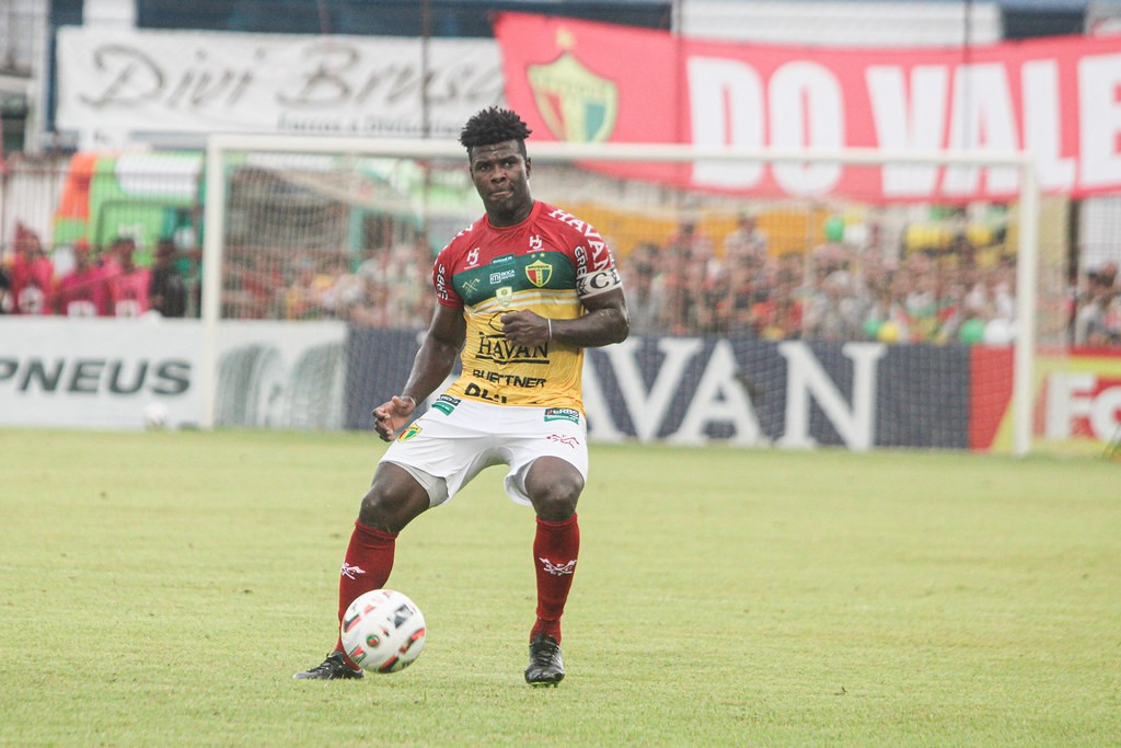 Volta Redonda acerta contratação do zagueiro Sandro, ex-Brusque | Ge