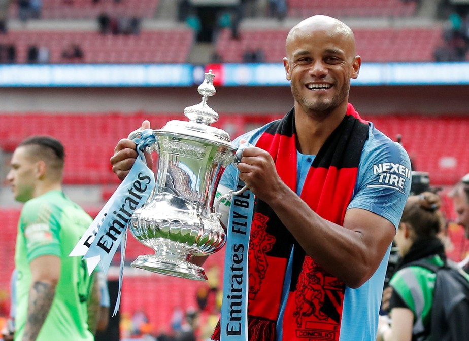 Capitão do Luton Town tem parada cardíaca, e jogo da Premier League é  abandonado, futebol inglês