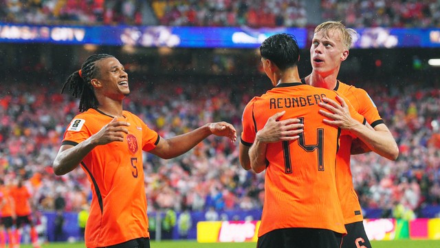 Jan Paul van Hecke comemora em Tunisia x Holanda