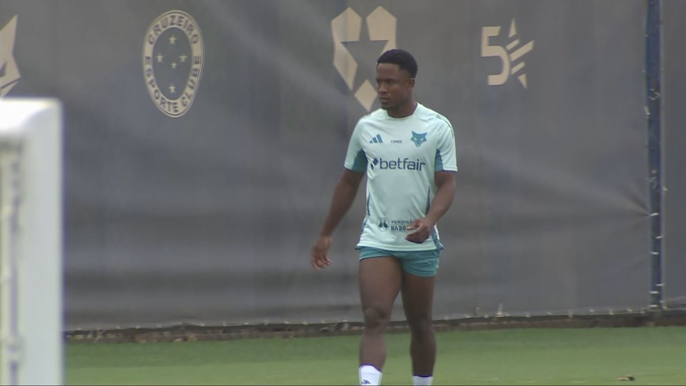 Sinisterra em treino no Cruzeiro — Foto: TV Globo
