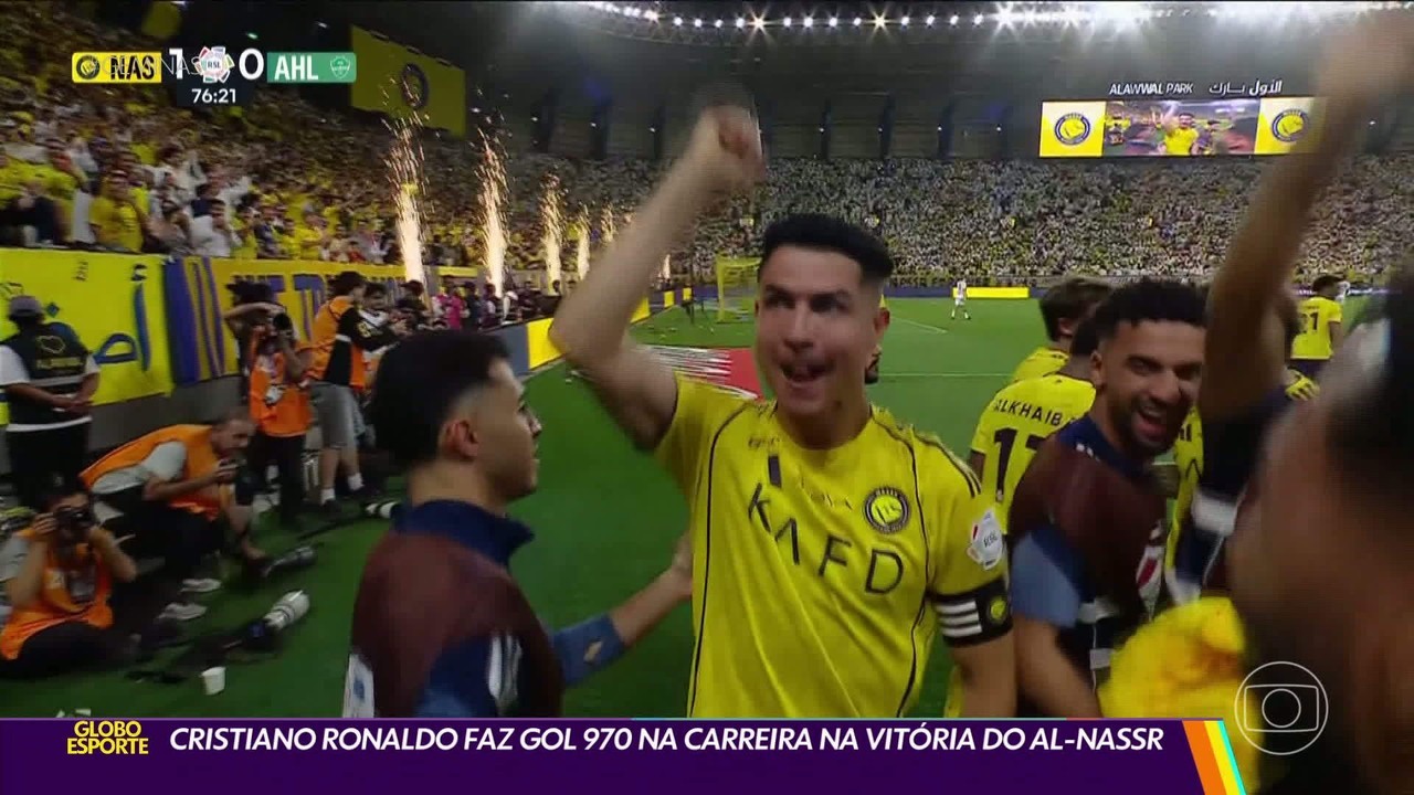 Cristiano Ronaldo Jr. em campo, refletindo sobre seu futuro profissional