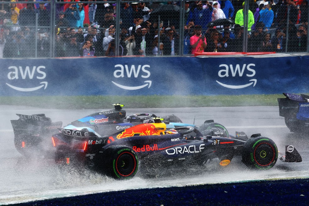 Sergio Pérez quase bateu em Esteban Ocon no GP do Canadá da F1 em 2024 — Foto: Mark Thompson/Getty Images