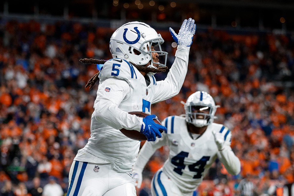 Stephon Gilmore salva no fim, e Colts batem Broncos na prorrogação