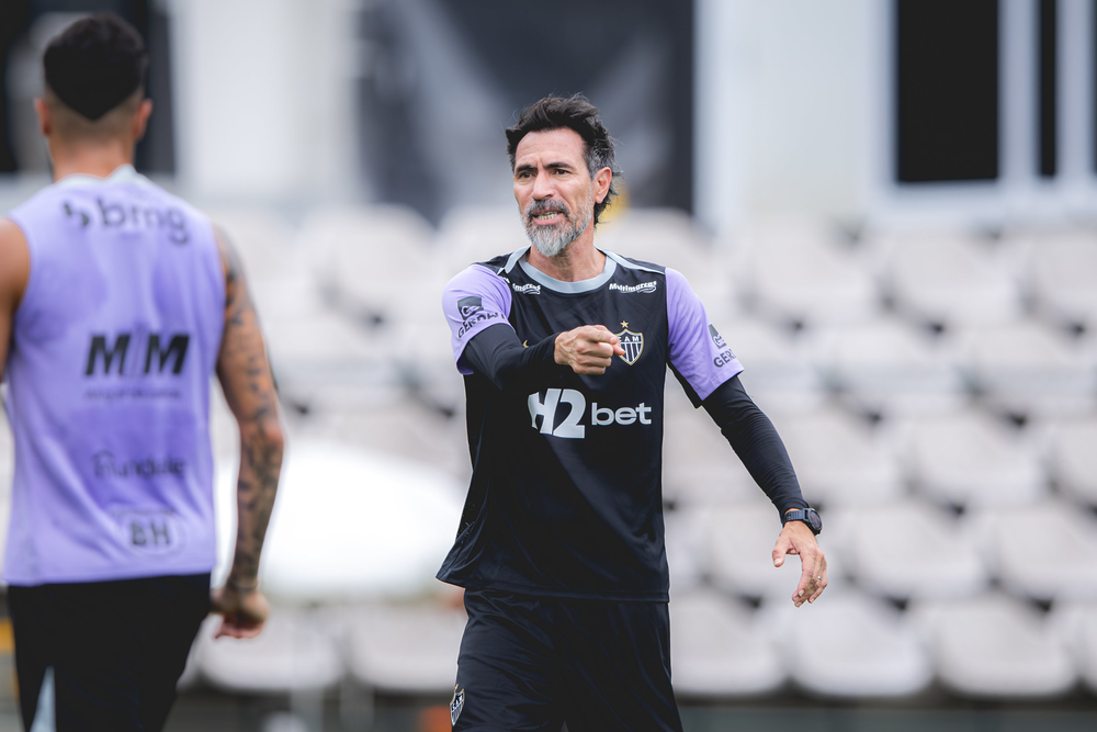 Atlético-MG tem desfalque na zaga e deve mudar time contra o São Paulo