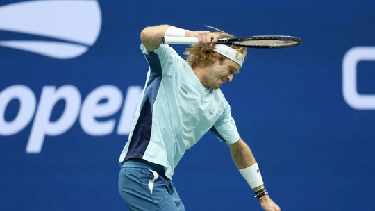 Rublev tem ataquegrêmio e vila nova palpiteraiva, acerta a própria mão com raquete e se machuca no US Open; vídeo