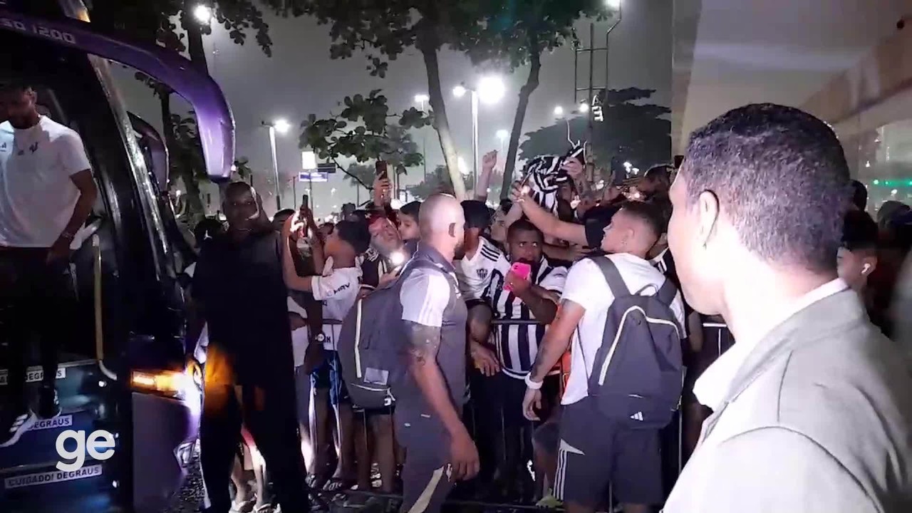 Atlético-MG é recebido por torcedores na porta do hotel no Rio