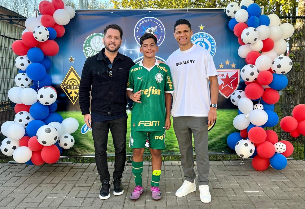 Douglas Santos prestigia Kayky, do Palmeiras sub-13 — Foto: Divulgação