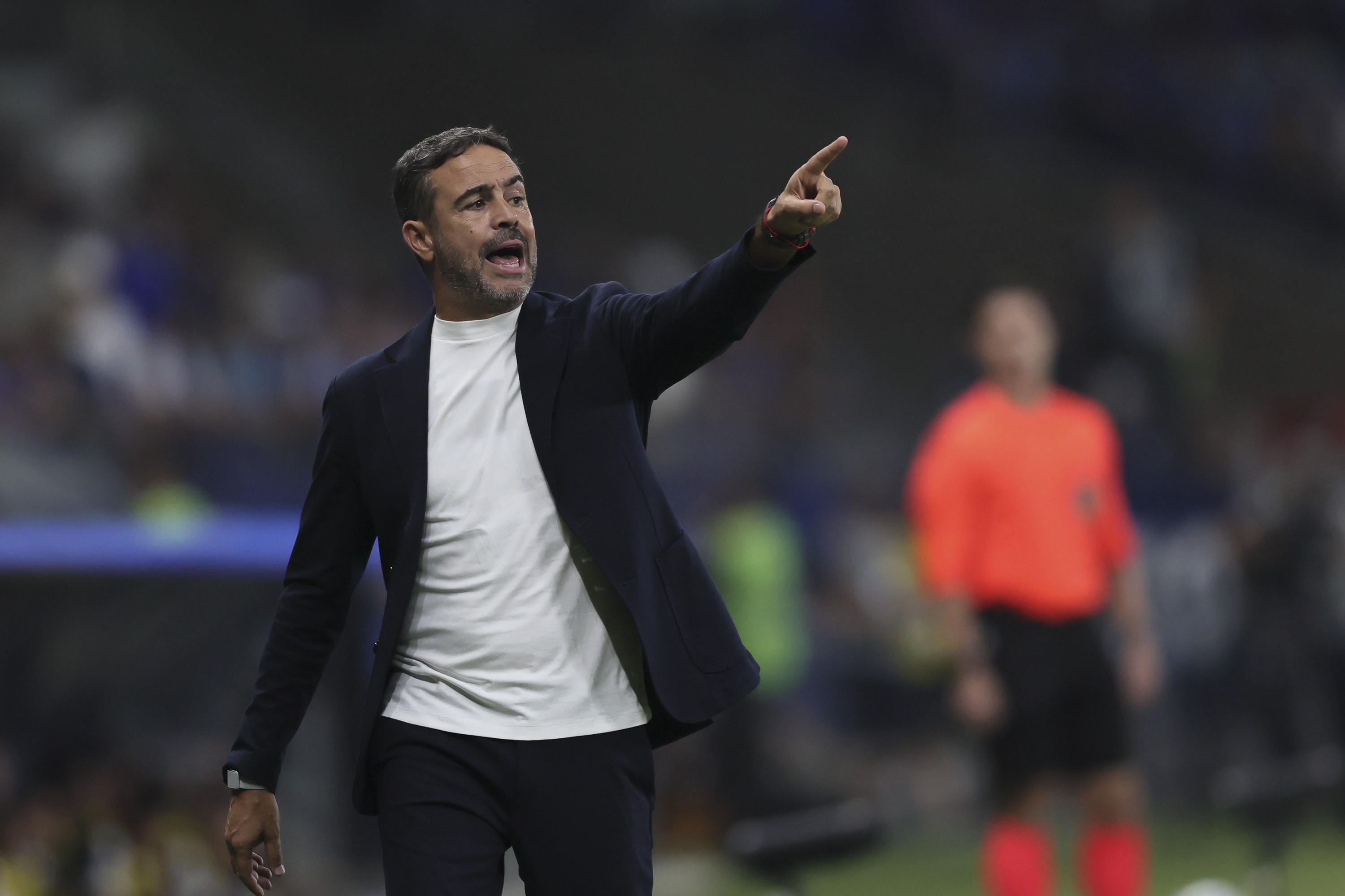 Artur Jorge elogia arbitragem e destaca fragilidade emocional do Cruzeiro no clássico