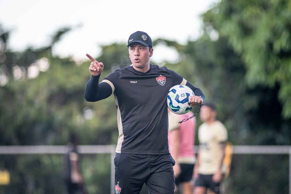 Thiago Carpini comanda treino do Vitória em Belo Horizonte — Foto: Victor Ferreira/EC Vitória