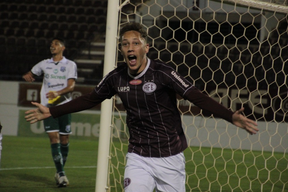 O jovem Ian Luccas comemora o gol da Ferroviária contra Caldense