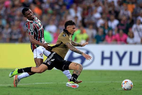 Lele se lesionó la rodilla ante Colo-Colo, dejando al Maracaná con muletas y preocupando al Fluminense |  fluminense