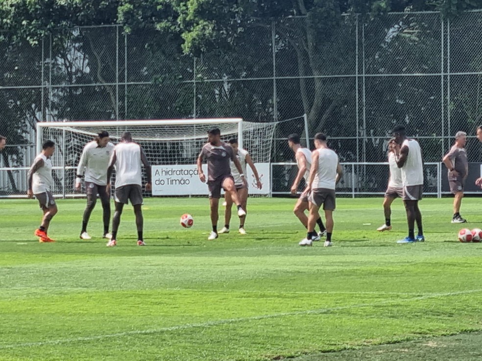 António Oliveira participa do aquecimento com os jogadores do Corinthians — Foto: José Edgar de Matos