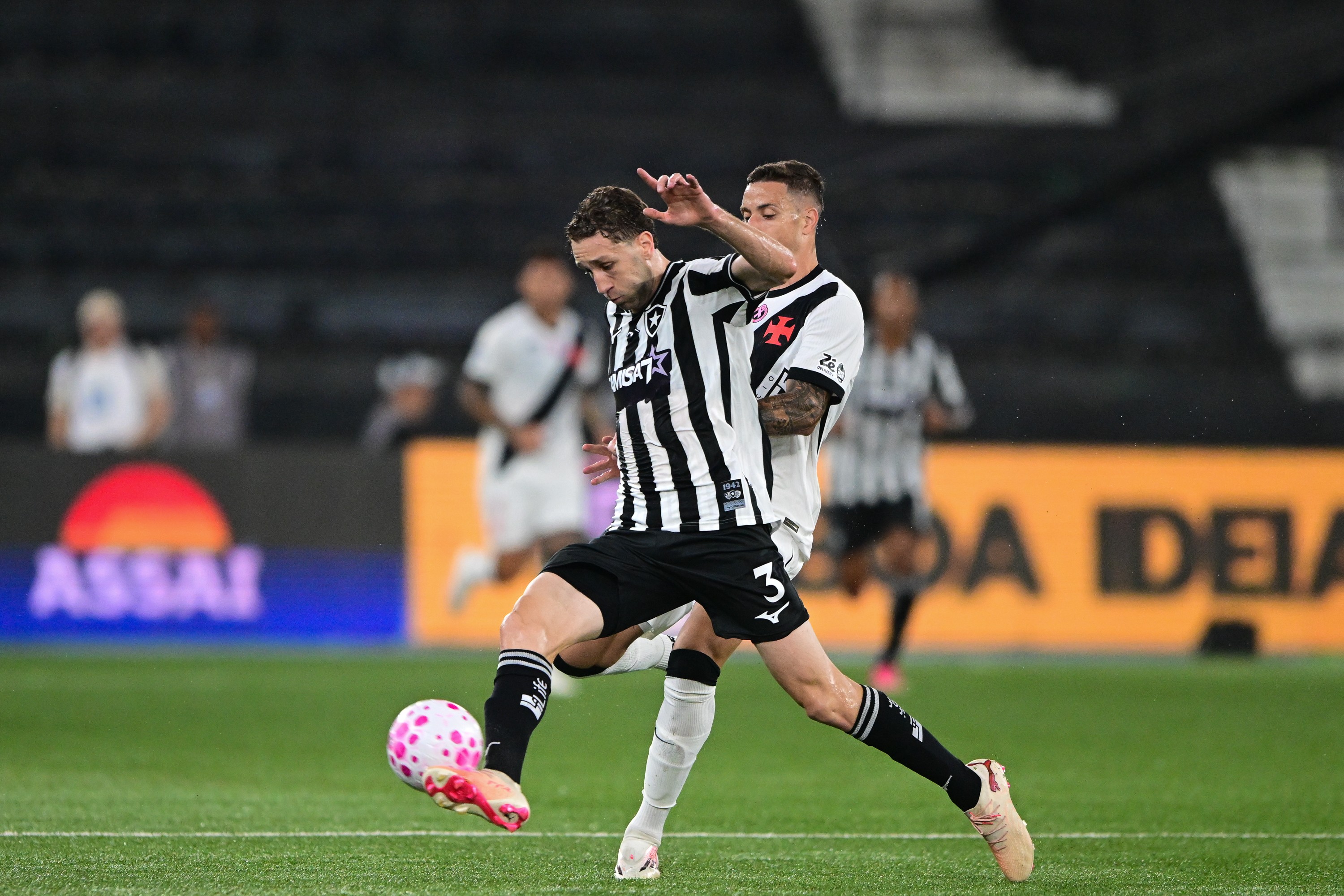 Botafogo atualiza situação médica de Vitinho e Arthur Chaves, levados a hospital durante derrota