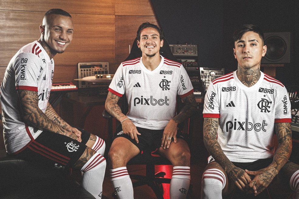 Everton Cebolinha, Pedro e Pulgar são modelos de lançamento de camisa do Flamengo — Foto: Divulgação/Flamengo