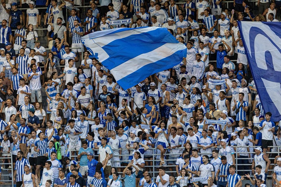 Torcida apoiou o CSA na vitória contra o Atlético-BA — Foto: Allan Max/Ascom CSA