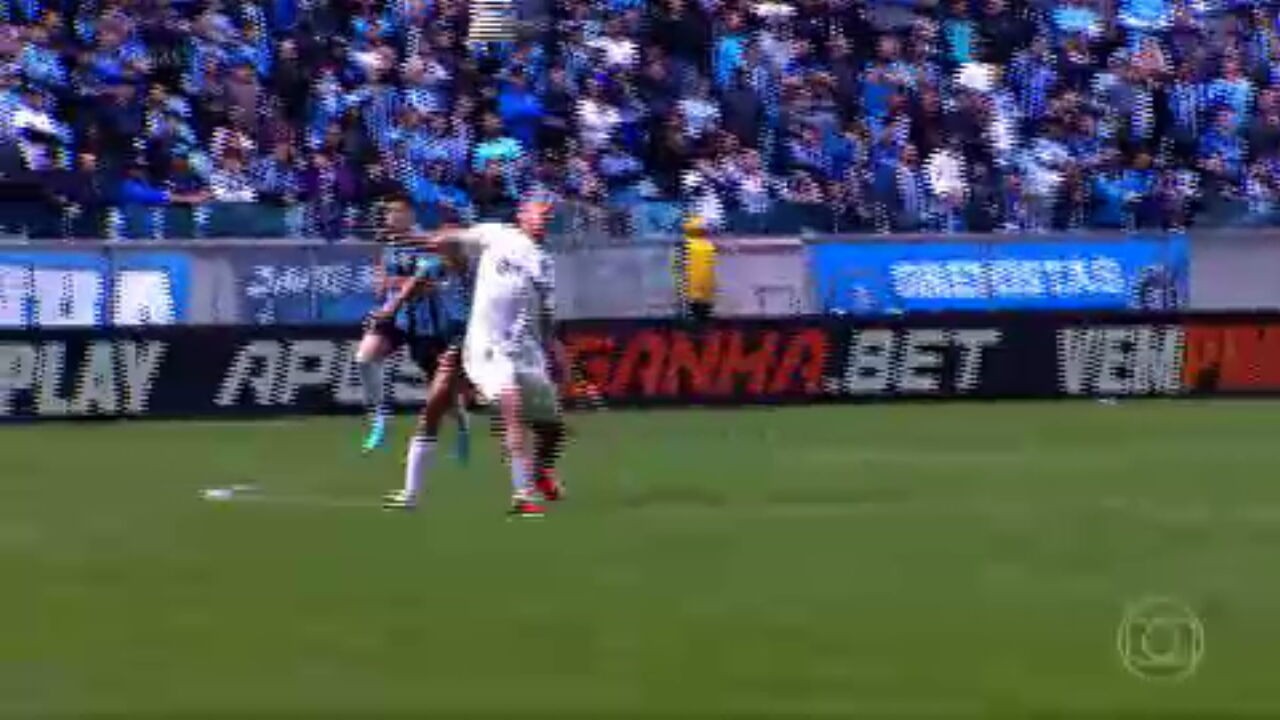No retorno do Grêmio à arena, Atlético faz valer a vantagem numérica em campo e vira o placar nos acréscimos, em Porto Alegre