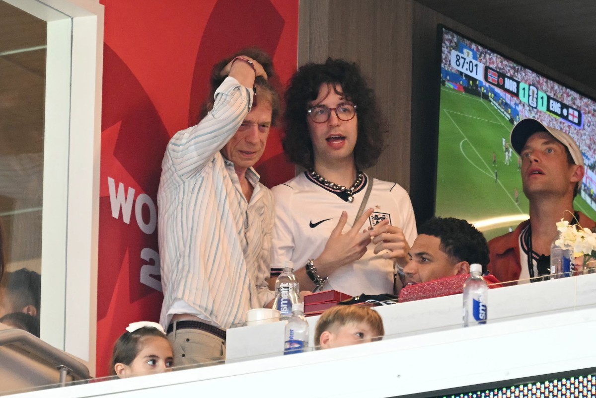 Mick Jagger e filho torcem pela Inglaterra na semifinal da Copa do Mundo