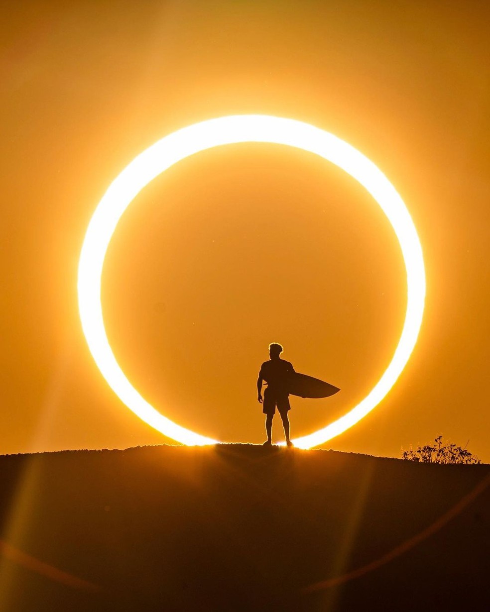 Italo Ferreira, eclipse solar — Foto: Marcelo Maragni/Red Bull Content Pool