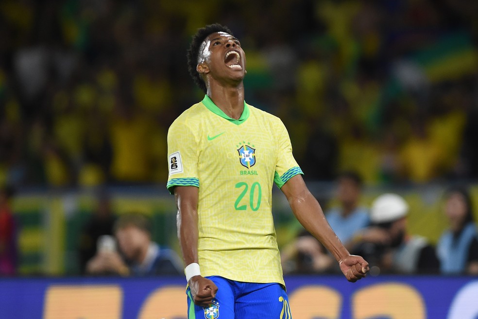 Estêvão comemora gol pela Seleção Brasileira.