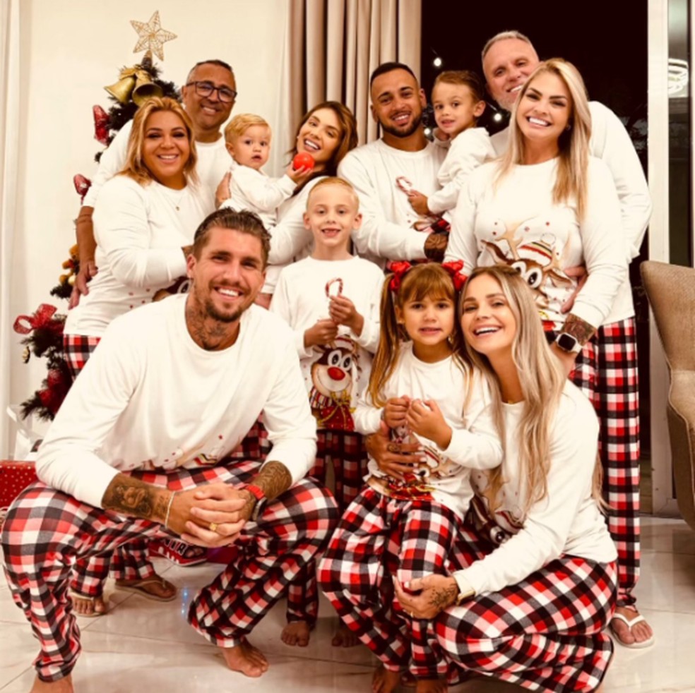 Volante Maycon e zagueiro Lyanco em noite de Natal com a família — Foto: Instagram/Reprodução