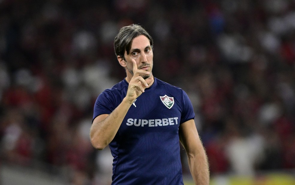 Zubeldía enfrenta desafios de saúde e comportamento à beira do campo no Fluminense