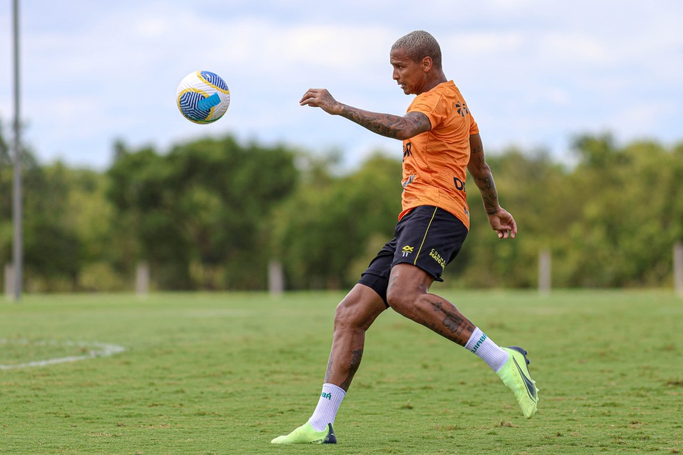 Deyverson em treino do Cuiabá antes do jogo com o Porto Velho, pela Copa Verde — Foto: AssCom Dourado