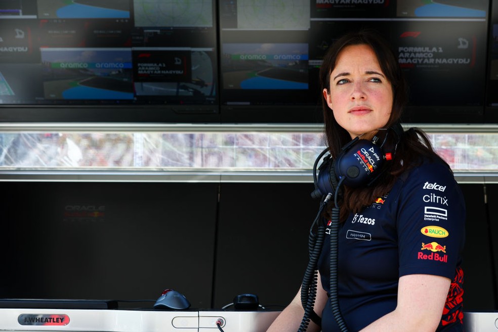 Hannah Schmitz no pit wall da RBR durante treinos do GP da Hungria de 2022 — Foto: Mark Thompson/Getty Images